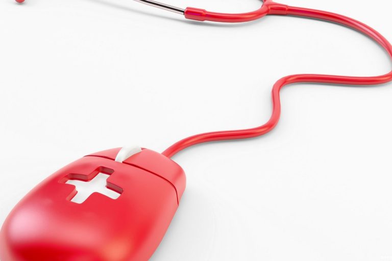 belyy-fon-krasnaya-myshka